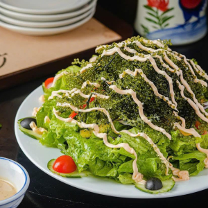 Salad rong nho sốt mè