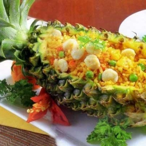 Cơm chiên hải sản trái thơm 
